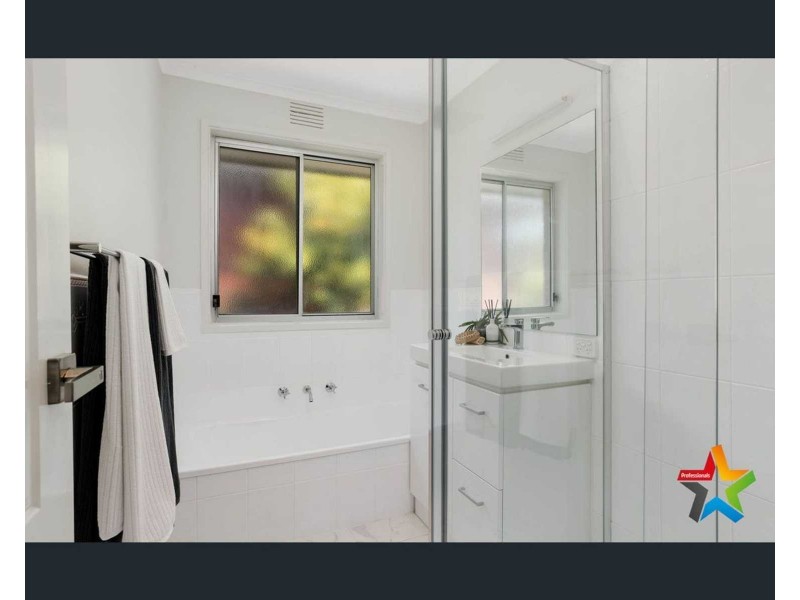 11 St Andrews Drive, Chirnside Park VIC 3116