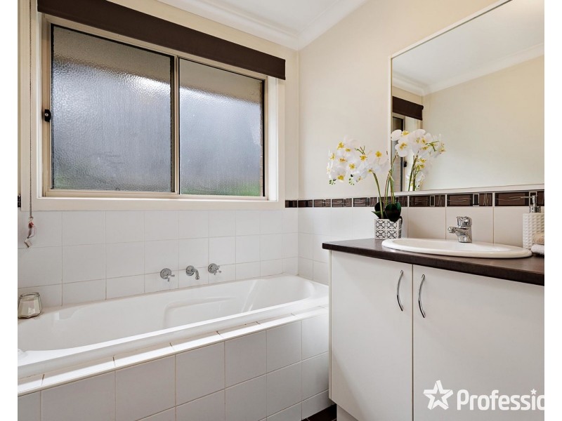6a Masefield Avenue, Mooroolbark VIC 3138