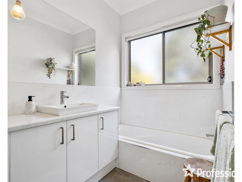 6A  Gladesville Drive, Kilsyth VIC 3137