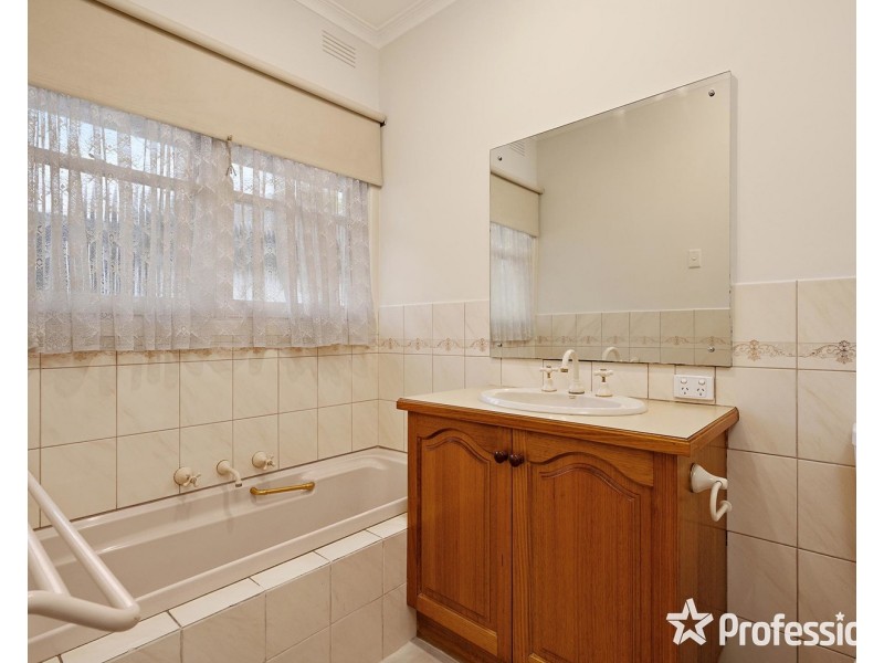 19 Dorset Road, Croydon VIC 3136
