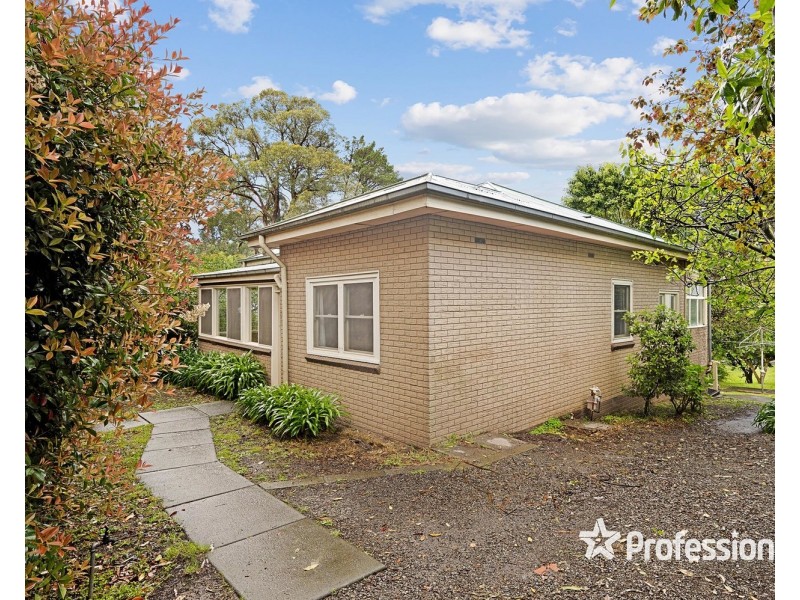 10 Monbulk Road, Mount Evelyn VIC 3796