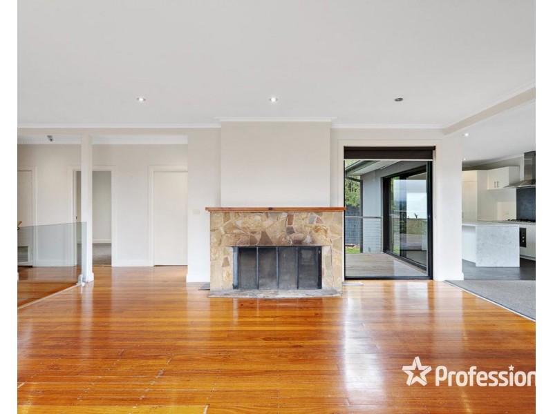 8 Pytchley Road, Croydon VIC 3136