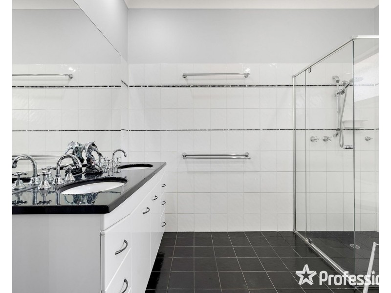 8 Peden Street, Chirnside Park VIC 3116