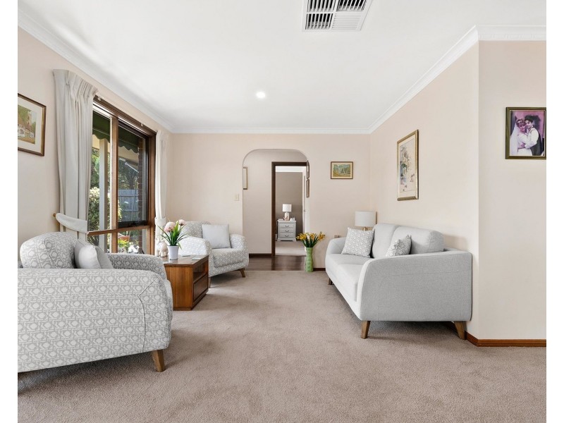 17 Cheriton Drive, Mooroolbark VIC 3138