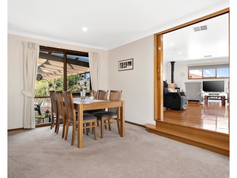 17 Cheriton Drive, Mooroolbark VIC 3138