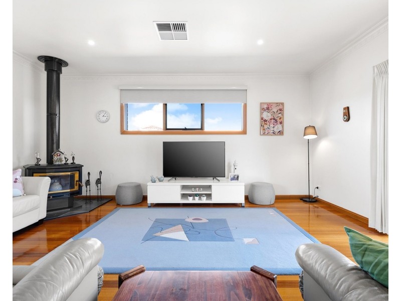 17 Cheriton Drive, Mooroolbark VIC 3138