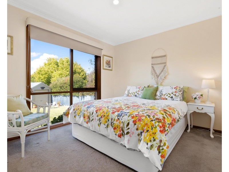 17 Cheriton Drive, Mooroolbark VIC 3138