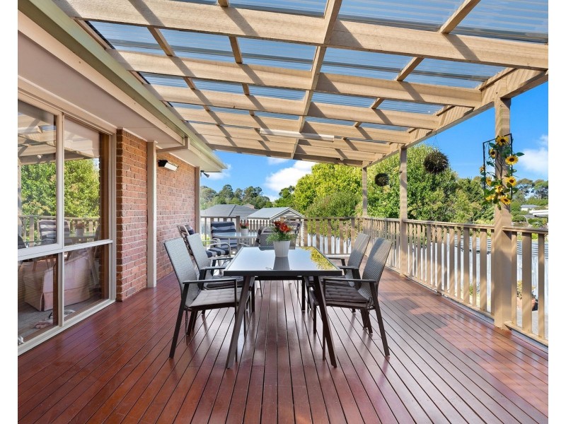 17 Cheriton Drive, Mooroolbark VIC 3138
