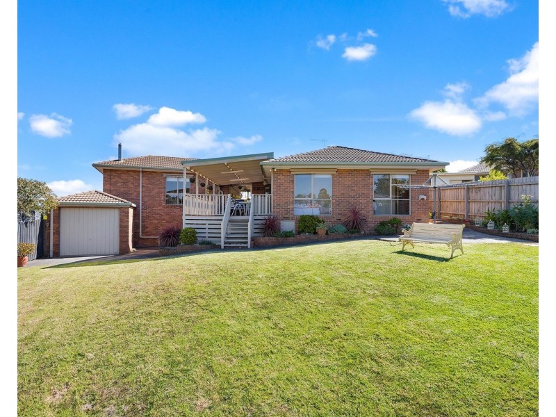 17 Cheriton Drive, Mooroolbark VIC 3138