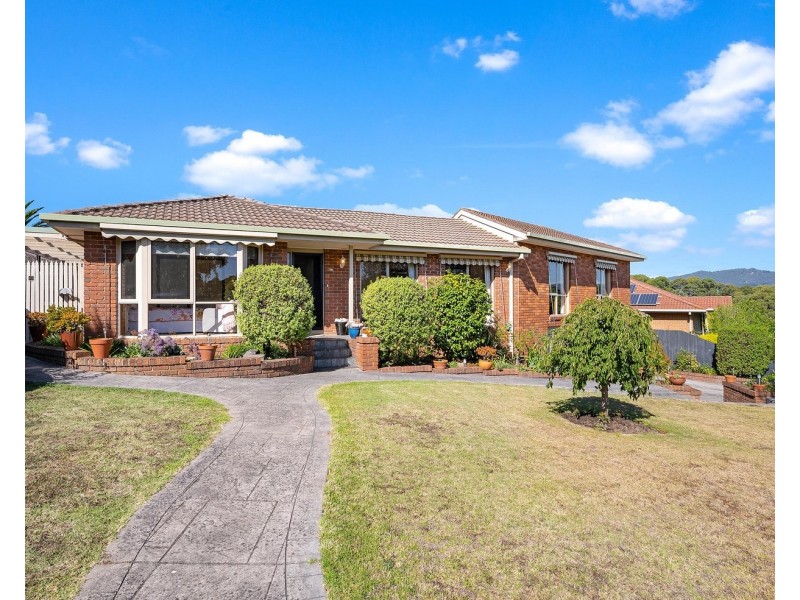 17 Cheriton Drive, Mooroolbark VIC 3138