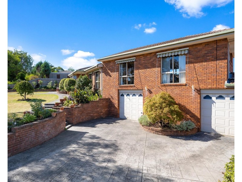 17 Cheriton Drive, Mooroolbark VIC 3138