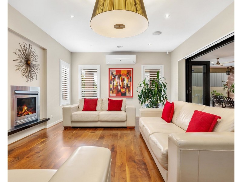 19 Regal Terrace, Mooroolbark VIC 3138