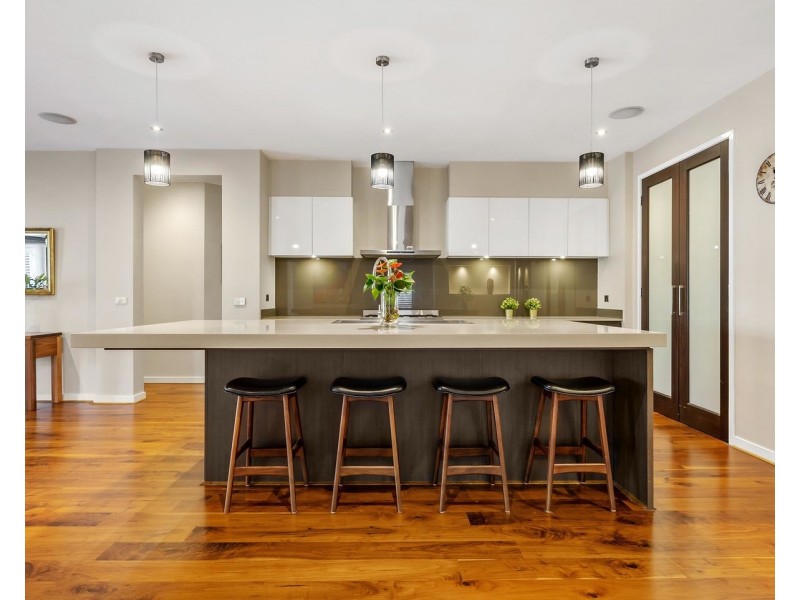 19 Regal Terrace, Mooroolbark VIC 3138