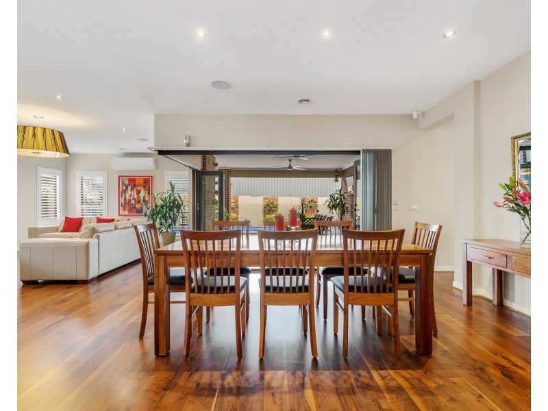 19 Regal Terrace, Mooroolbark VIC 3138