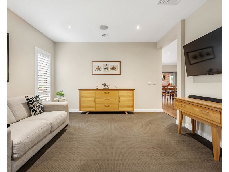 19 Regal Terrace, Mooroolbark VIC 3138