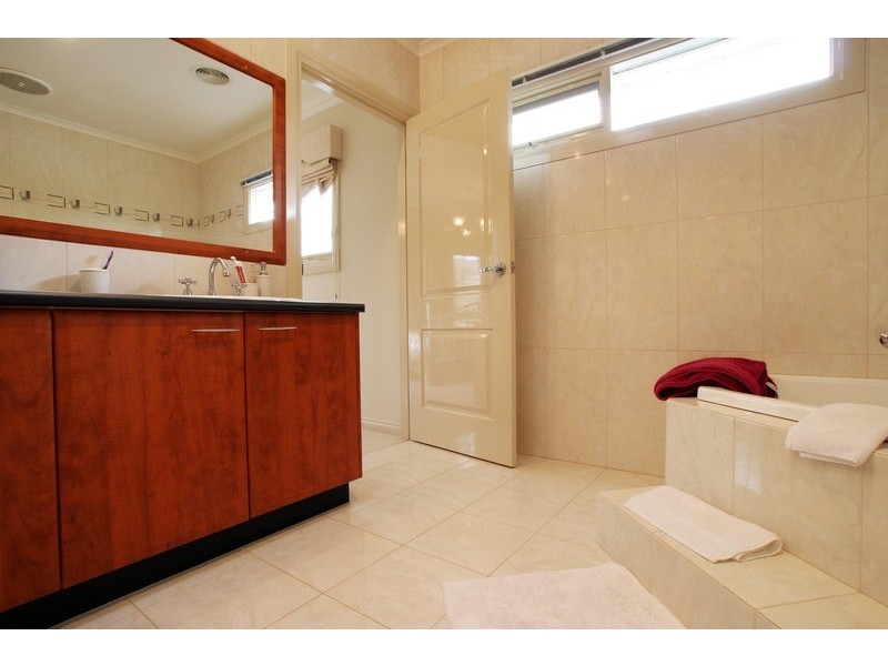 32 Valley Park Drive, Mooroolbark VIC 3138