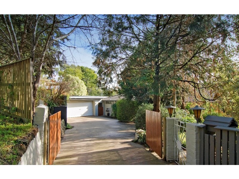 17 Oak Grove, Mount Evelyn VIC 3796