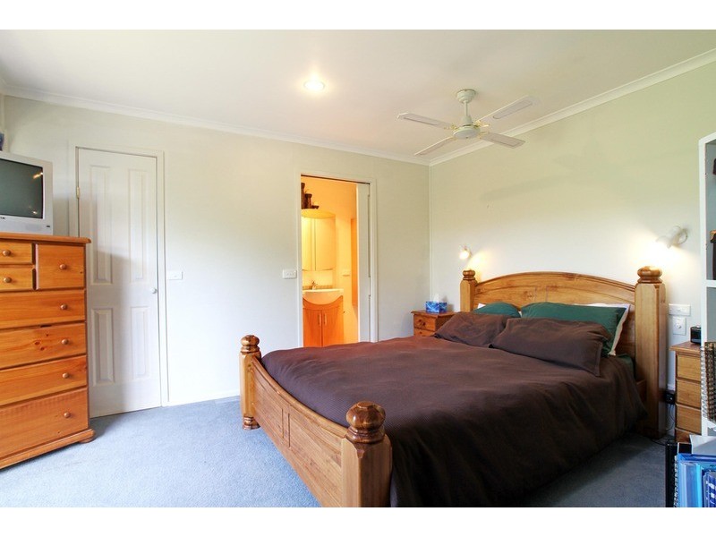 16 Snowgum Drive, Kilsyth VIC 3137