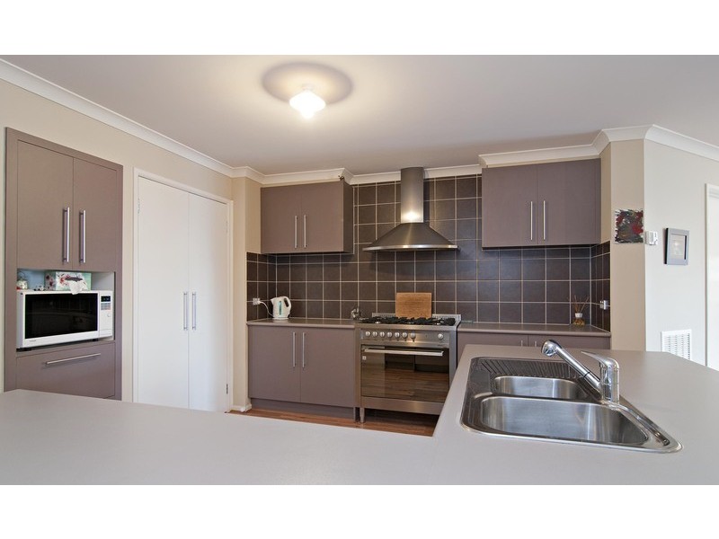 3 Hill View Rise, Mooroolbark VIC 3138