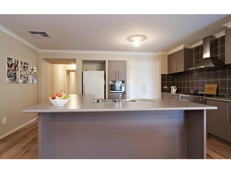 3 Hill View Rise, Mooroolbark VIC 3138