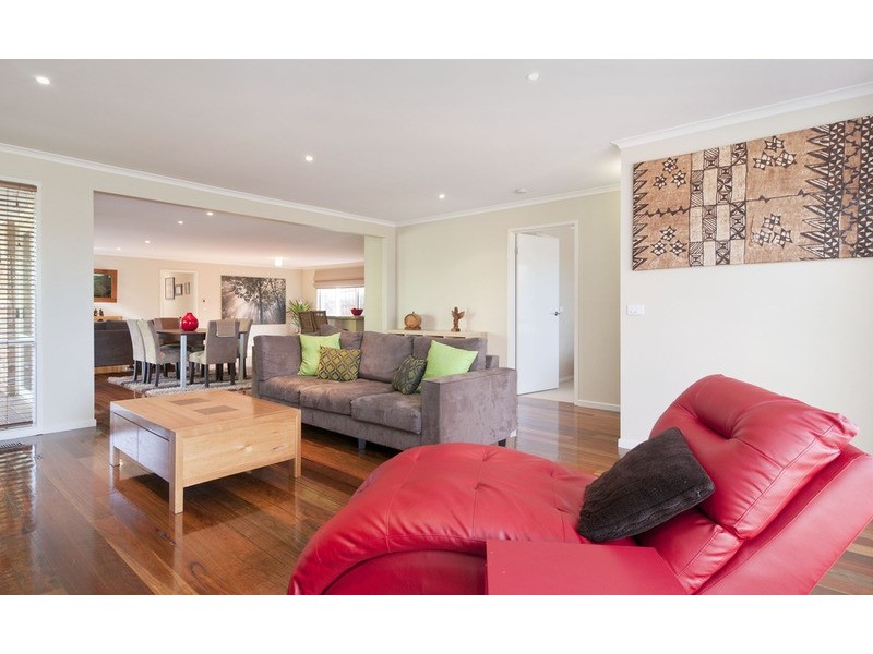 10 Cheriton Drive, Mooroolbark VIC 3138