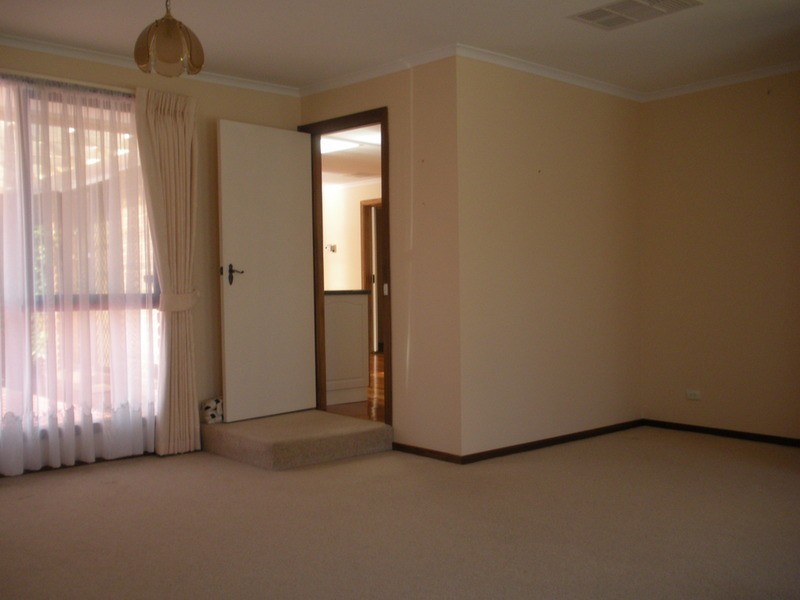 12 Zina Grove, Mooroolbark VIC 3138