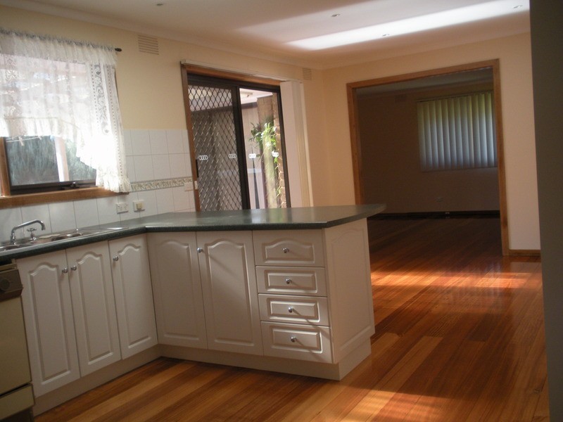 12 Zina Grove, Mooroolbark VIC 3138