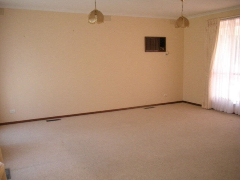 12 Zina Grove, Mooroolbark VIC 3138