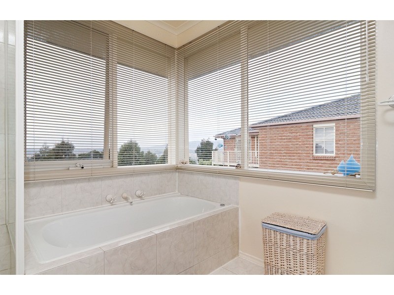 21 Hilledge Lane, Mooroolbark VIC 3138