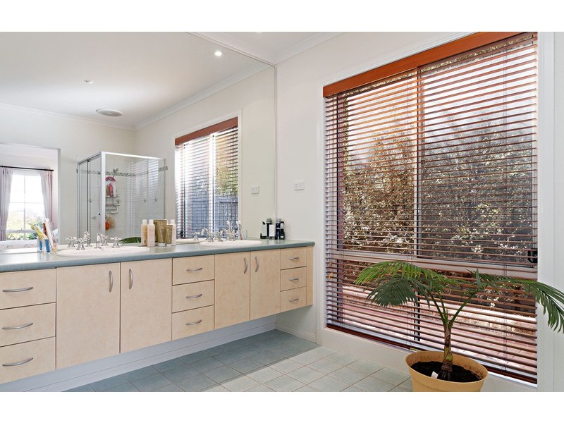 68 Blue Ridge Drive, Mooroolbark VIC 3138