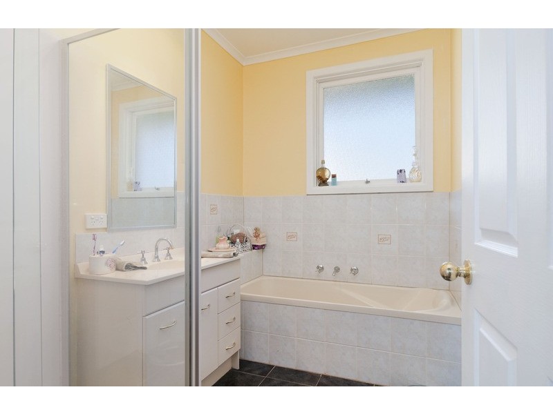 34 Braeside Drive, Launching Place VIC 3139