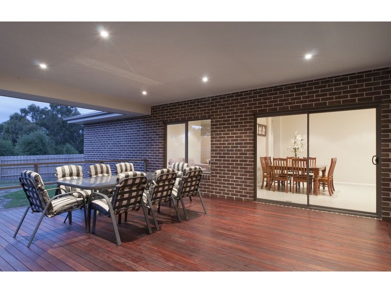 27 Tudor Drive, Mooroolbark VIC 3138