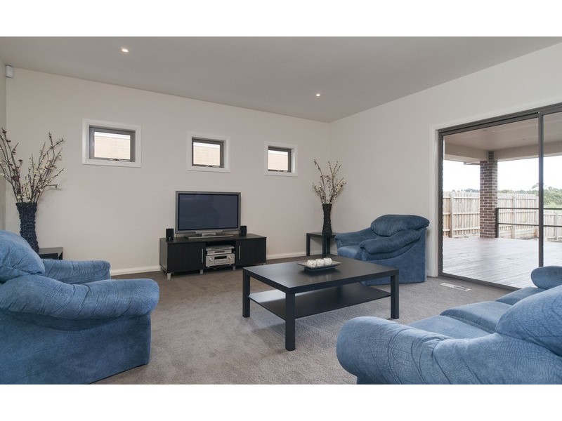 27 Tudor Drive, Mooroolbark VIC 3138