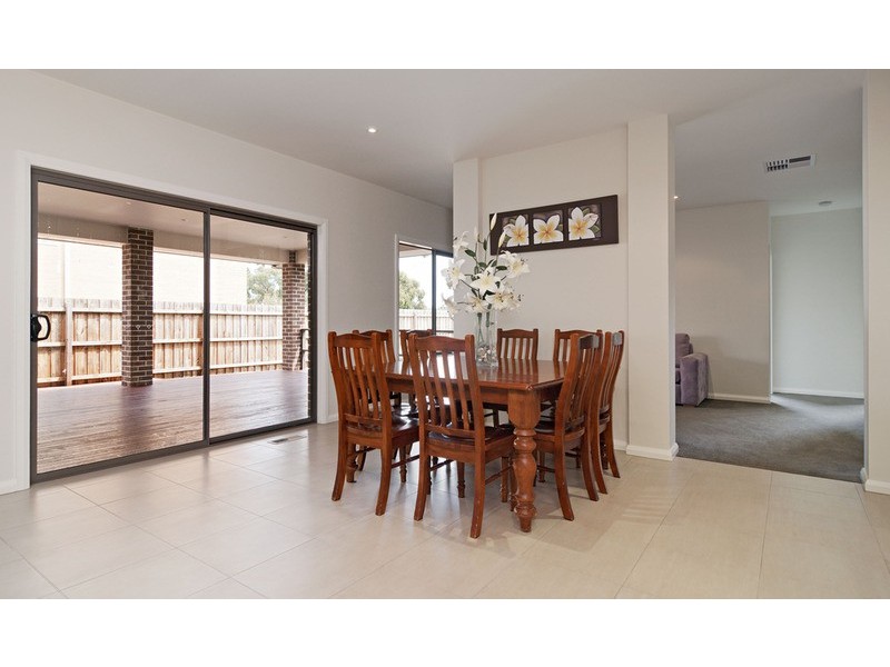 27 Tudor Drive, Mooroolbark VIC 3138