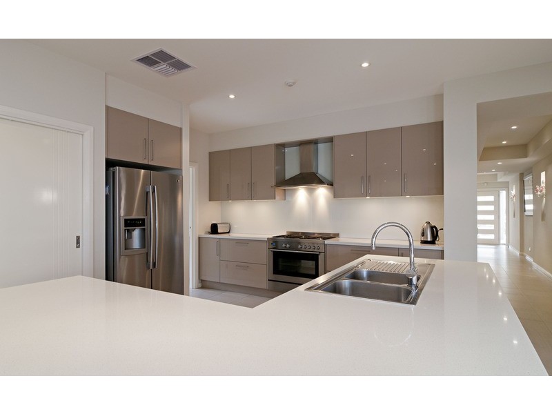 27 Tudor Drive, Mooroolbark VIC 3138