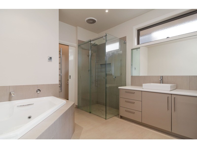 27 Tudor Drive, Mooroolbark VIC 3138