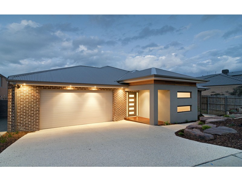 27 Tudor Drive, Mooroolbark VIC 3138