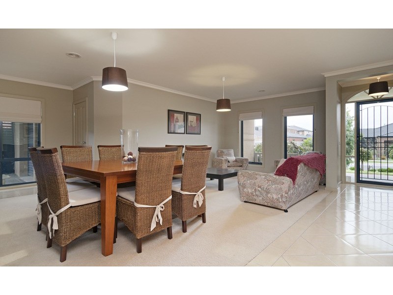 4 Hill View Rise, Mooroolbark VIC 3138