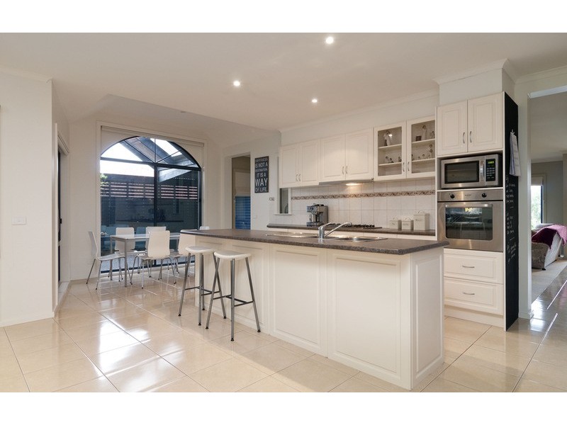 4 Hill View Rise, Mooroolbark VIC 3138