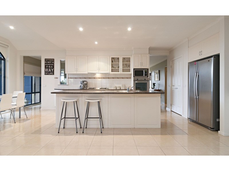 4 Hill View Rise, Mooroolbark VIC 3138