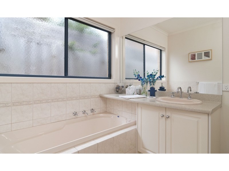 4 Hill View Rise, Mooroolbark VIC 3138