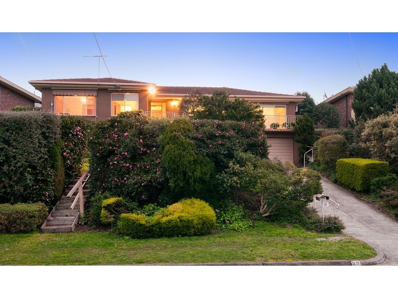 17 St Andrews Drive, Chirnside Park VIC 3116