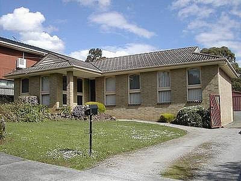 18 Larnook Crescent, Mooroolbark VIC 3138