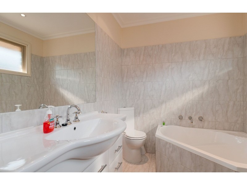 19 Blueberry Road, Mooroolbark VIC 3138