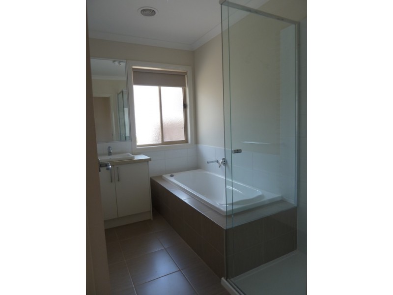 2/24 Crown Point, Chirnside Park VIC 3116