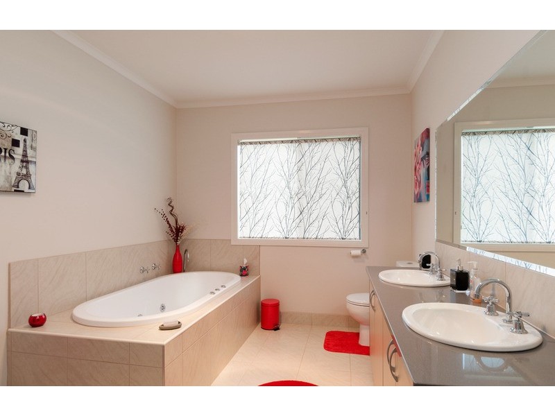 90 Sunset Drive, Chirnside Park VIC 3116