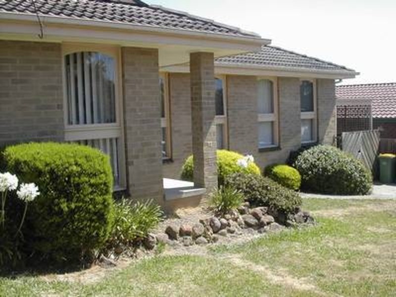 18 Larnook Crescent, Mooroolbark VIC 3138
