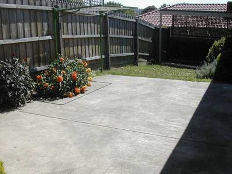 18 Larnook Crescent, Mooroolbark VIC 3138
