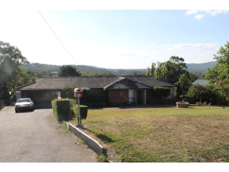 18 Cairncroft Avenue, Launching Place VIC 3139