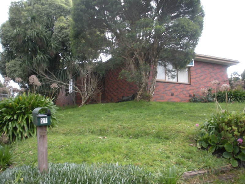 21 Churchill Drive, Mooroolbark VIC 3138